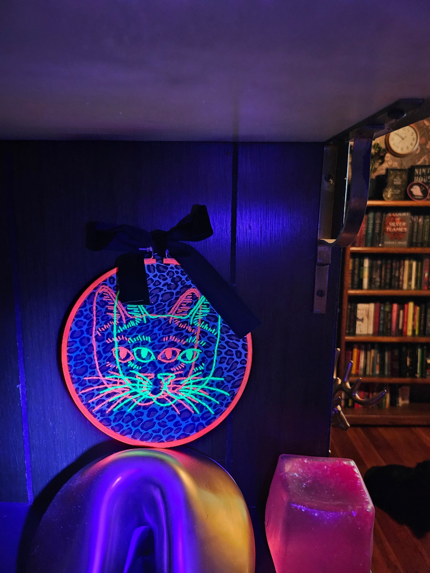 Neon Familiar
